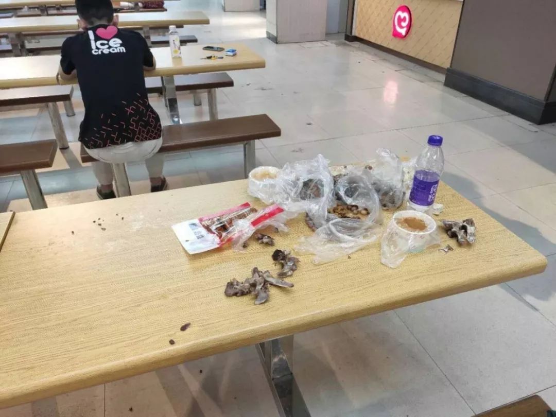 记录食堂餐桌吃完后遗留垃圾的不文明现象.